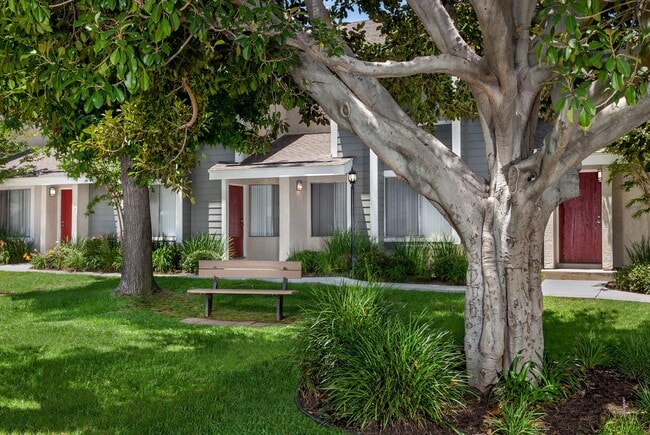 Carmenita Townhouse Apartments in Whittier, CA - Foto de edificio - Building Photo