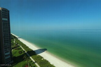 4651 Gulf Shore Blvd N in Naples, FL - Foto de edificio - Building Photo