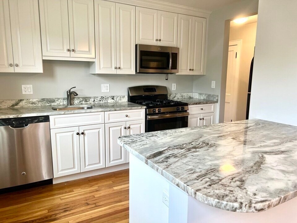 98 Dean St in Norwood, MA - Building Photo