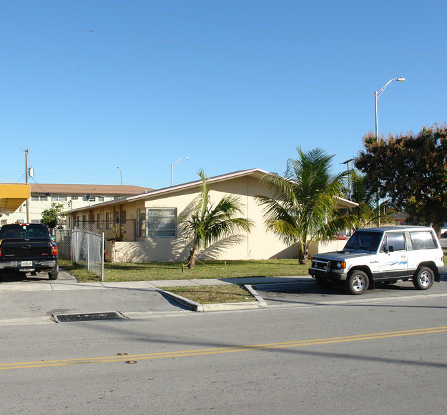 499 E 28th St in Hialeah, FL - Foto de edificio - Building Photo