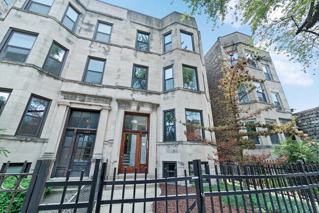 property at 1341 W Foster Ave