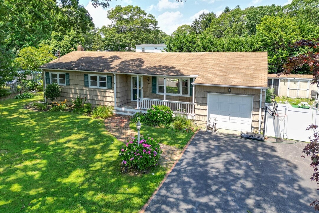 65 Hampton Ave in Mastic, NY - Building Photo