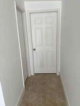 2111 NW 60th Ave in Sunrise, FL - Foto de edificio - Building Photo