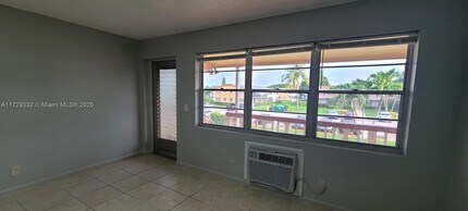 125 Canterbury E in West Palm Beach, FL - Building Photo - Building Photo