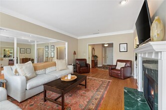 28317 Plantation Dr NE in Atlanta, GA - Foto de edificio - Building Photo