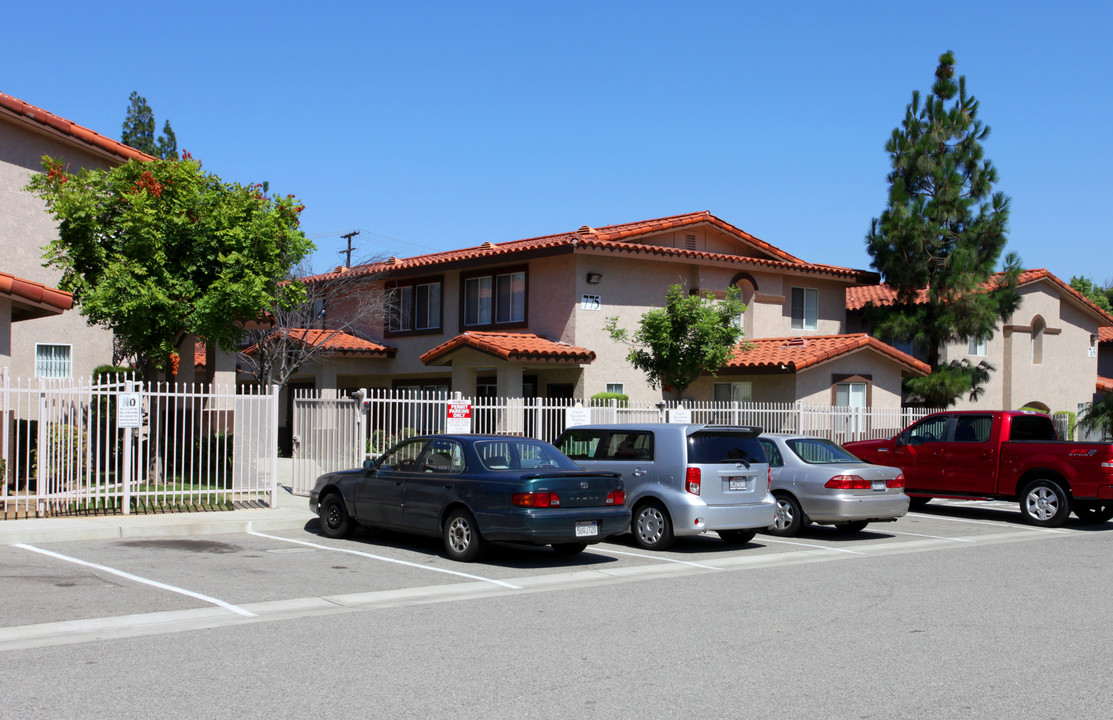 CORONA DE ORO in Corona, CA - Foto de edificio