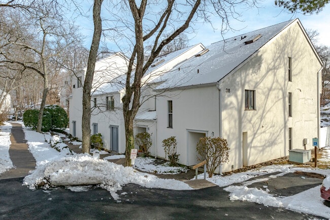 Putnam Green in Greenwich, CT - Building Photo - Building Photo