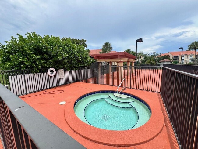 5861 Riverside Dr in Coral Springs, FL - Building Photo - Building Photo