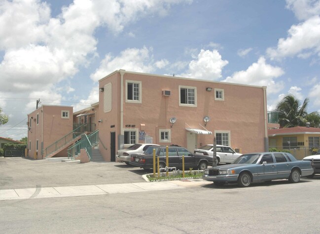 65 W 4th St in Hialeah, FL - Foto de edificio - Building Photo