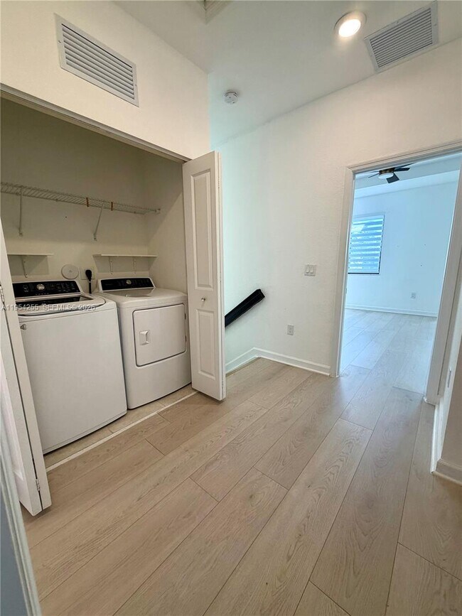 405 NE 208th Terrace in North Miami Beach, FL - Building Photo - Building Photo