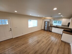 14203 Burton St in Panorama City, CA - Foto de edificio - Building Photo