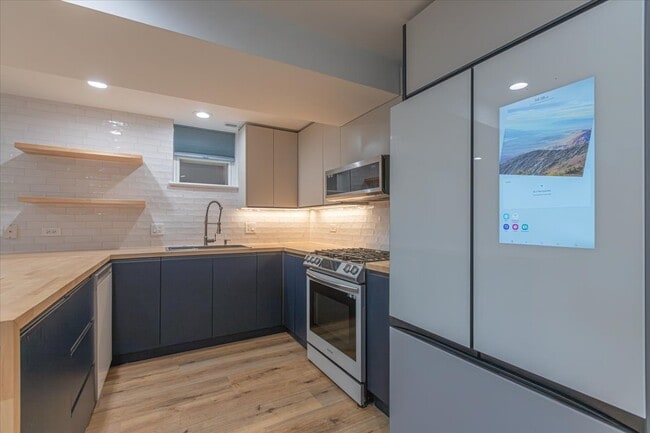 1732 W Beach Ave, Unit G in Chicago, IL - Foto de edificio - Building Photo