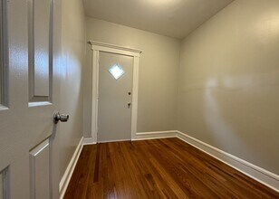 93 Bayview Ave, Unit 2 in Jersey City, NJ - Building Photo - Building Photo