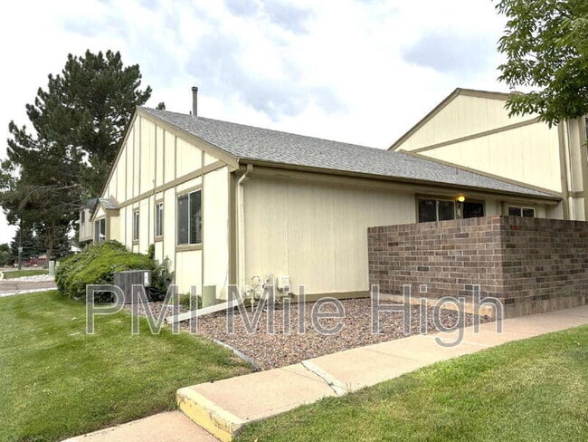 1800 W 102nd Ave in Thornton, CO - Foto de edificio - Building Photo