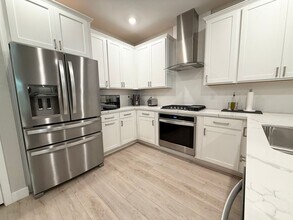 511 FAIRVIEW HILLS St in Las Vegas, NV - Building Photo - Building Photo