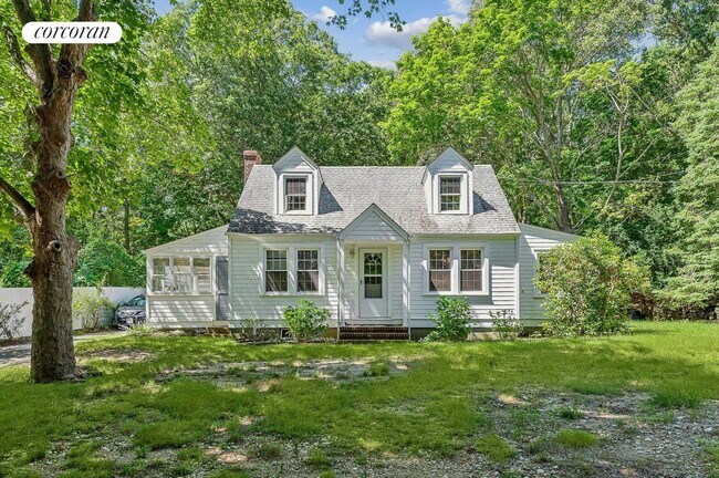 3766 Noyack Rd in Sag Harbor, NY - Building Photo - Building Photo