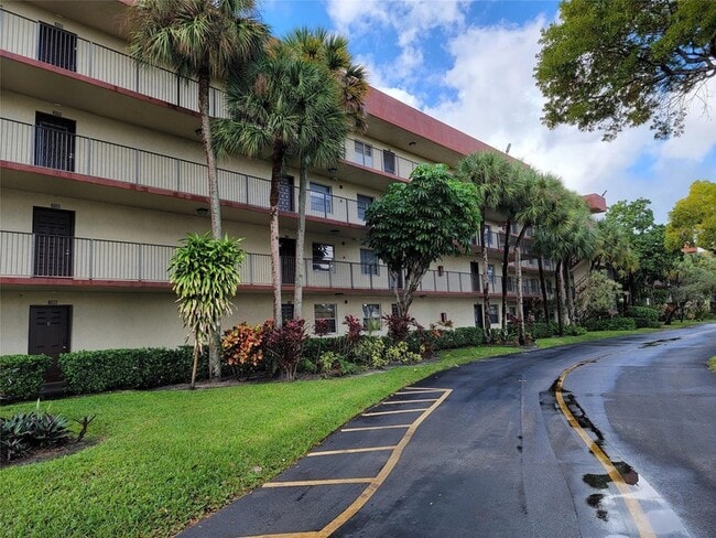 3341 NW 47th Terrace, Unit 317 in Lauderdale Lakes, FL - Building Photo - Building Photo
