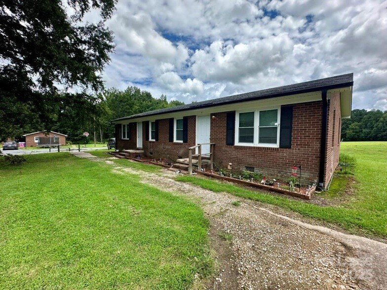 48708 US-52, Unit 17 in Richfield, NC - Building Photo