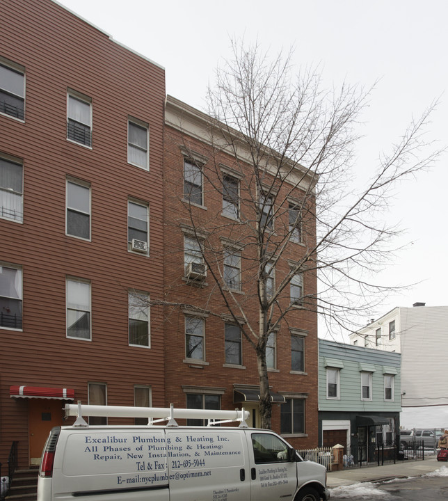 319 Eckford St in Brooklyn, NY - Building Photo