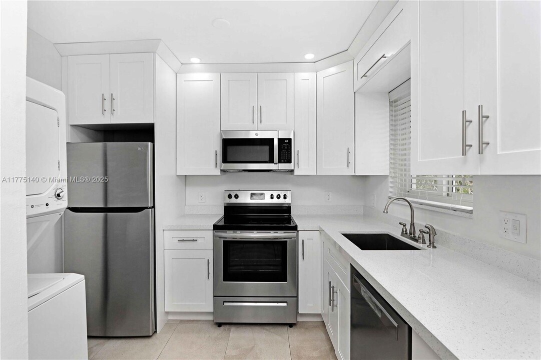 2445 SW 10th St in Miami, FL - Building Photo