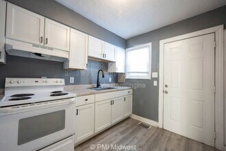 6054 E 16th St in Indianapolis, IN - Foto de edificio - Building Photo