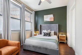 925 Common St in New Orleans, LA - Building Photo - Building Photo