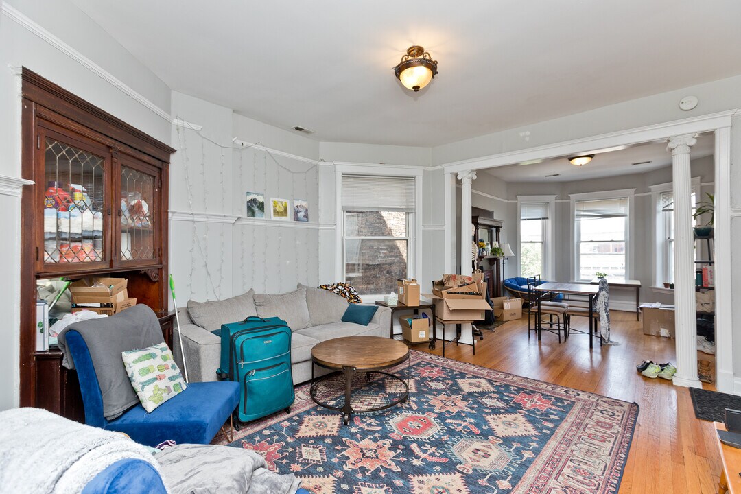 3350 N Sheffield Ave, Unit 2 in Chicago, IL - Foto de edificio