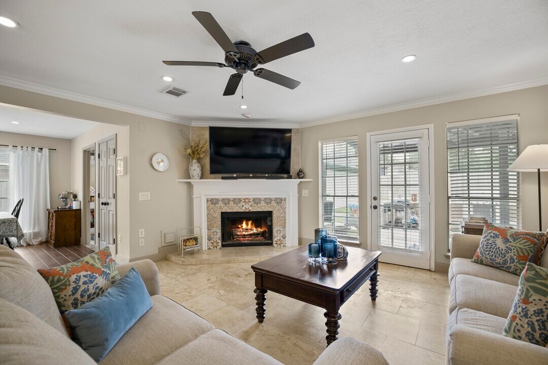 8819 Crazy Horse Trail in Houston, TX - Building Photo
