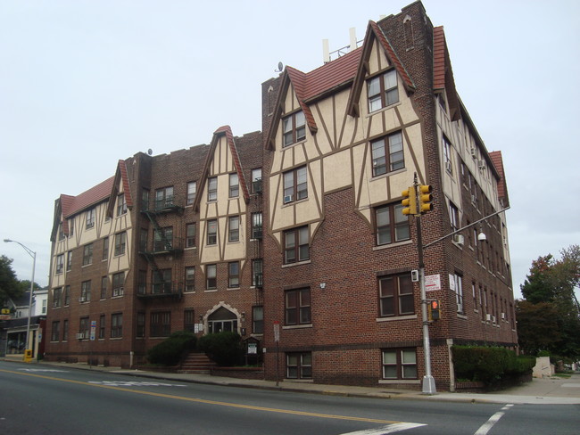 Broadway Manor in Passaic, NJ - Building Photo - Building Photo