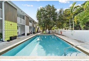 6805 SW 88th St in Pinecrest, FL - Building Photo