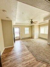 717 Summit St, Unit 4 in Center Point, IA - Foto de edificio - Building Photo