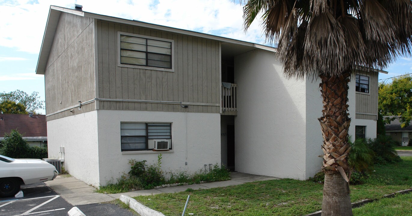 6727 Congress St in New Port Richey, FL - Foto de edificio