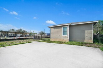 212 Bynum Ave in San Antonio, TX - Building Photo - Building Photo