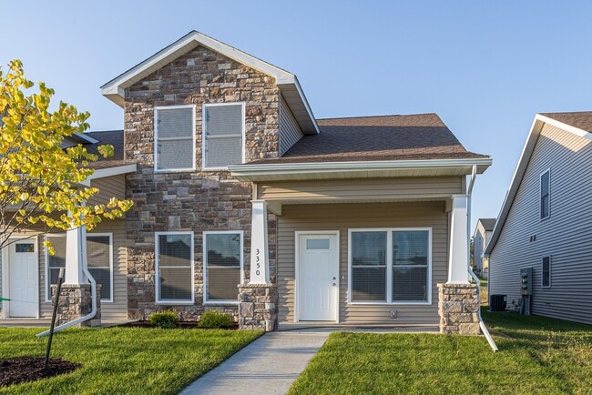 The Brownstones in Bettendorf, IA - Building Photo - Building Photo
