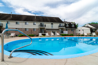 Country Club Apartments in Lincoln, NE - Building Photo - Building Photo