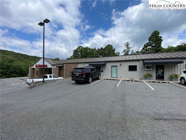 875 Mt Jefferson Rd in West Jefferson, NC - Building Photo - Building Photo