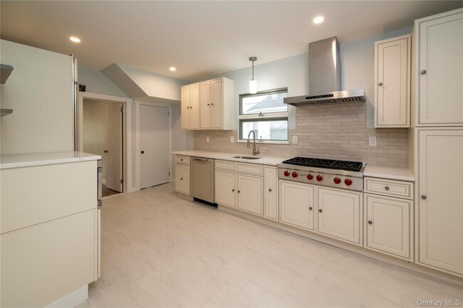 61 Halcyon Terrace in New Rochelle, NY - Building Photo - Building Photo
