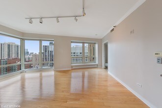 57 E Delaware Pl in Chicago, IL - Building Photo - Building Photo