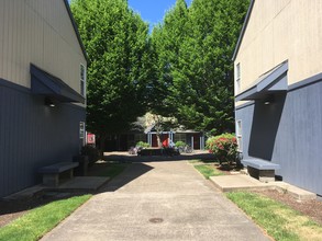 Camellia Court in Newberg, OR - Foto de edificio - Building Photo