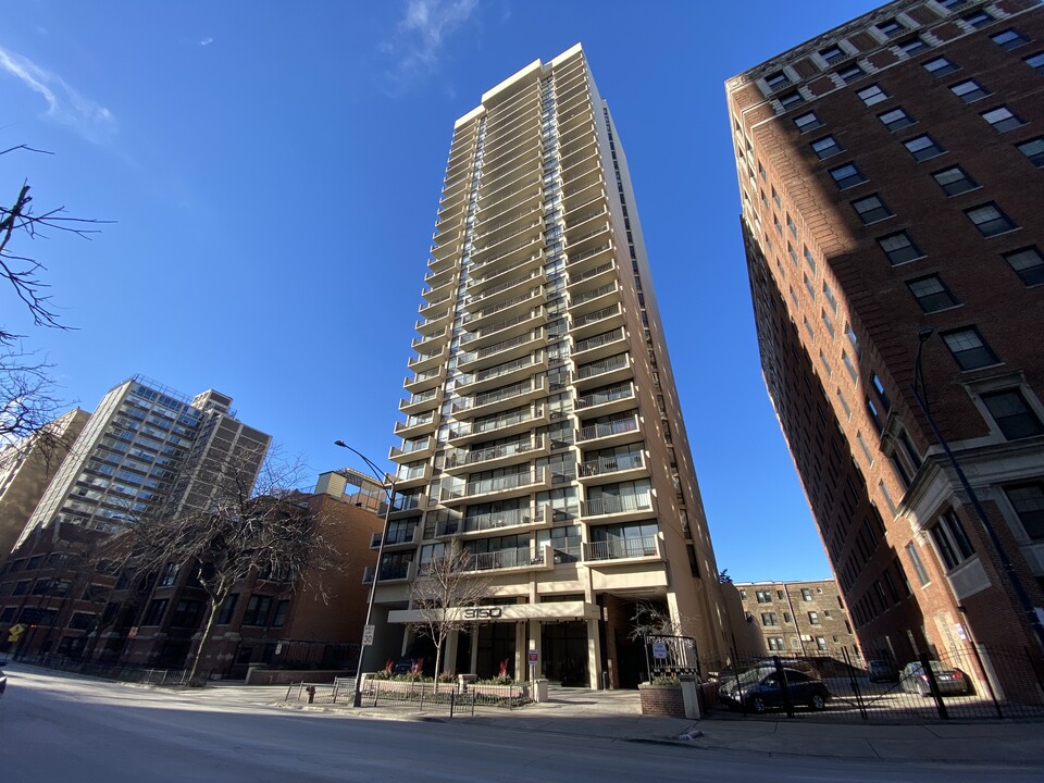 3150 N Sheridan Rd, Unit 20C in Chicago, IL - Building Photo