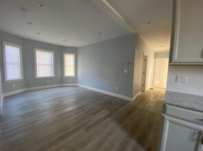 52 Garfield Ave, Unit 1 in Medford, MA - Building Photo - Building Photo