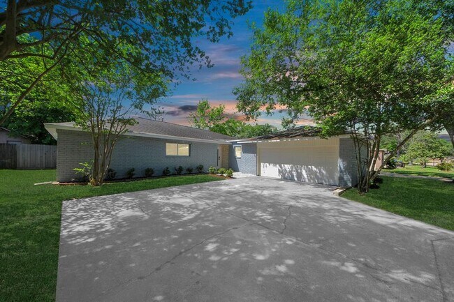 14223 Ella Lee Ln in Houston, TX - Building Photo - Building Photo