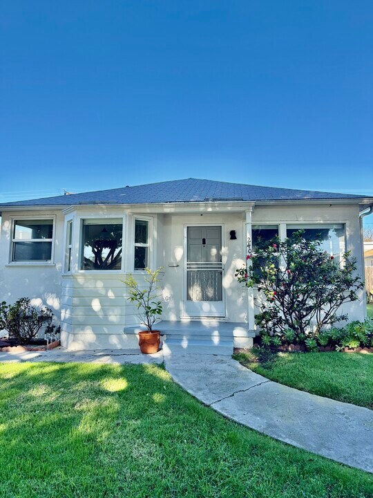 2401 Oak St, Unit Front in Santa Monica, CA - Foto de edificio