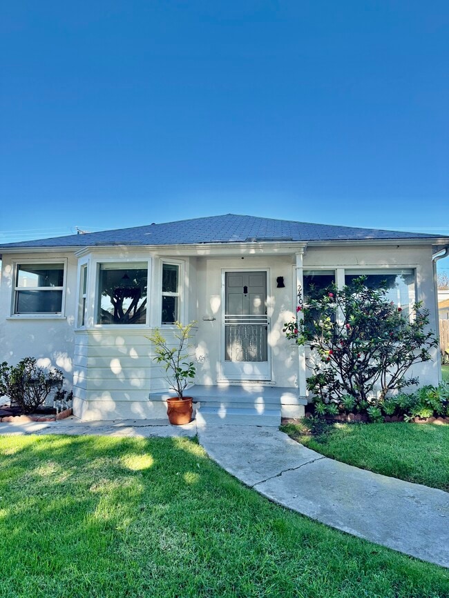 2401 Oak St, Unit Front