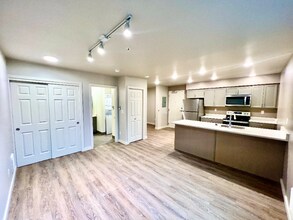 2330 Yakima Ct, Unit D101 in Tacoma, WA - Foto de edificio - Building Photo