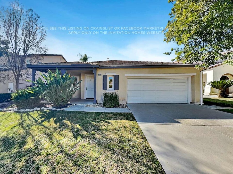 43561 Tirano Dr in Temecula, CA - Foto de edificio