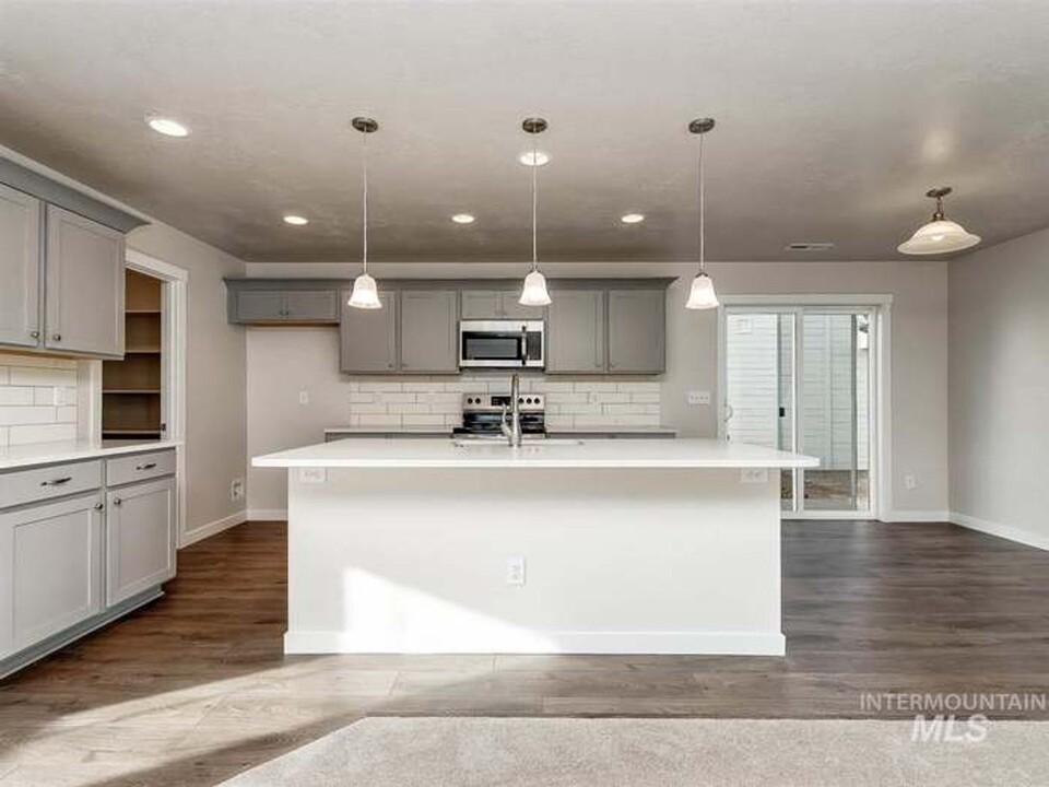 4158 N Ambercreek Ave in Meridian, ID - Building Photo