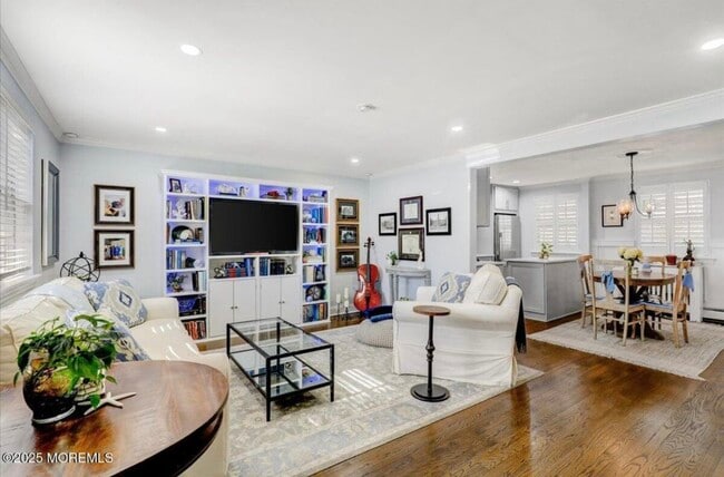 102 Manor Dr