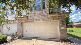 5127 Prosperity Cir in Houston, TX - Building Photo