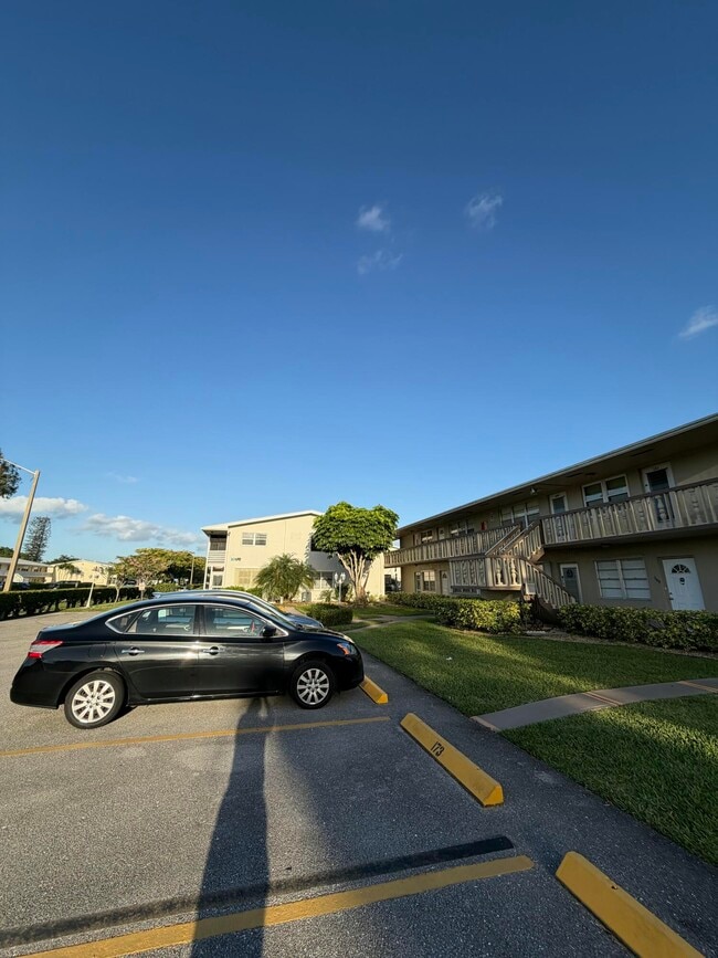 185 Salisbury E in West Palm Beach, FL - Building Photo - Building Photo